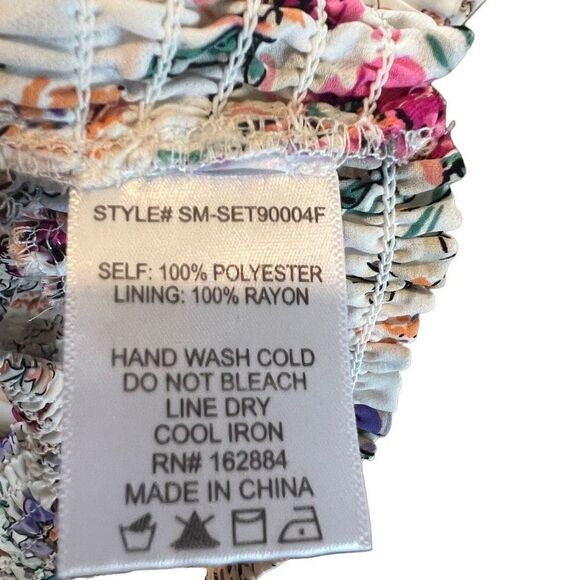 Sky to moon Floral Smocked Cropped Open
Back Blouse size m - Picture 6 of 6